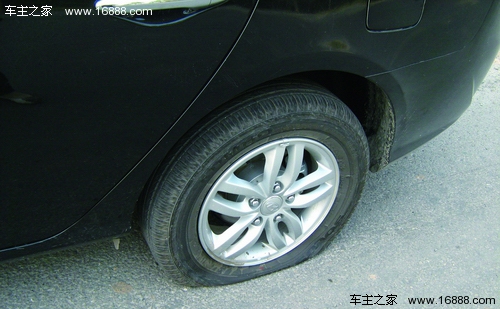 타이어 수리 방법을 선택하는 방법은 무엇입니까? 버섯 주사위가 가장 잘 작동합니다.